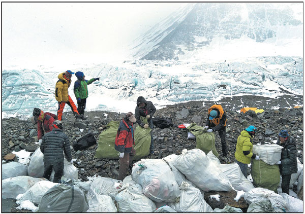 30,000 porters to clean 'highest junkyard'