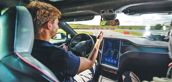 In self-driving cars, drivers and standards are coming up short