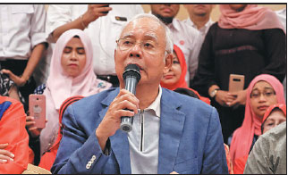 Mahathir bars predecessor from emigrating