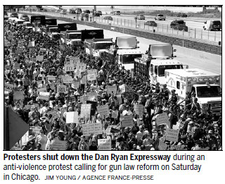 Marchers shut down part of Chicago freeway