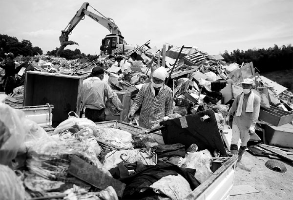 Japan tries to restore water supply