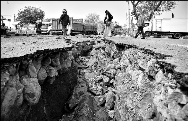 Aid agencies rush to help quake survivors