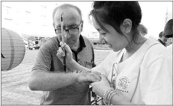 Volunteers answer call to give