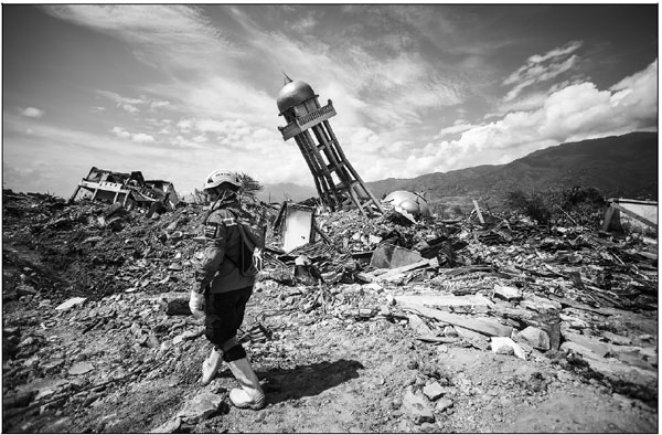Aid pours into Indonesian city stricken by disasters