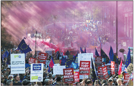 Hundreds of thousands demand new Brexit vote in mass march