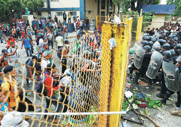 Migrants force entry into Mexico