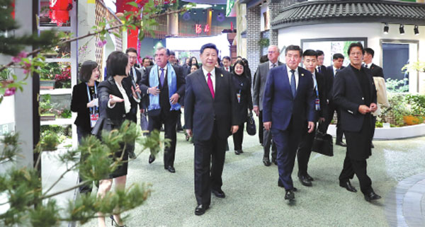 Xi, visitors see exhibition in full bloom