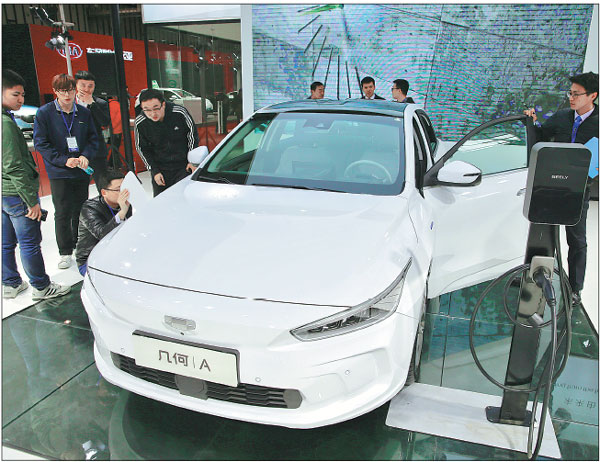New car sales plummet in April, continuing downward trend