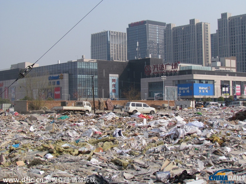 南京河西现数千平方米“垃圾场” 紧邻万达广场西北侧