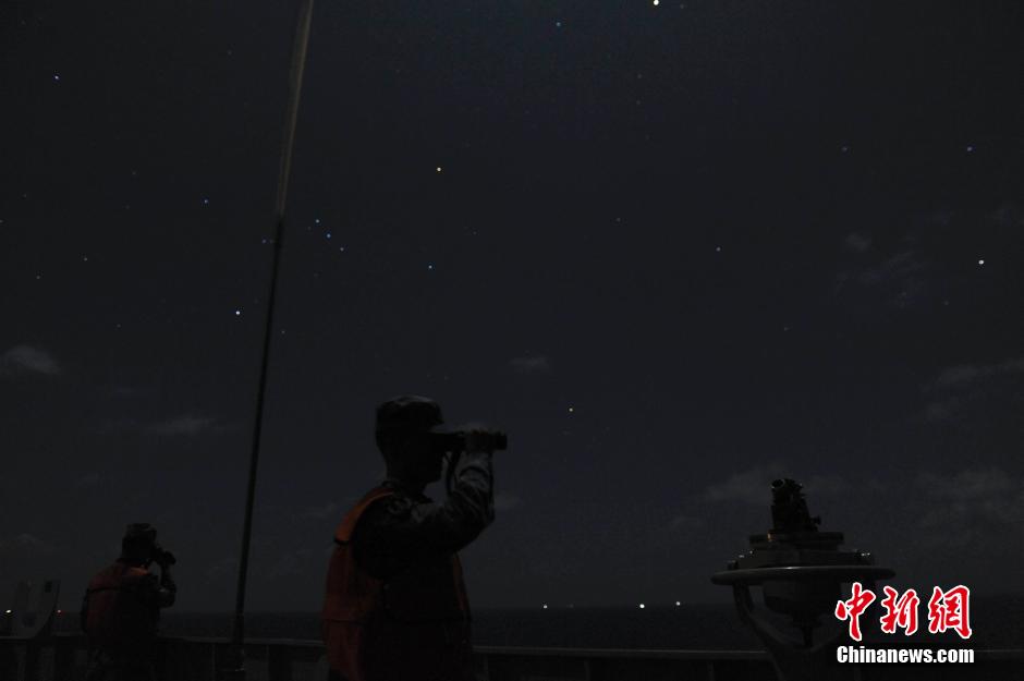 中国海军昼夜出动搜索马航失联航班