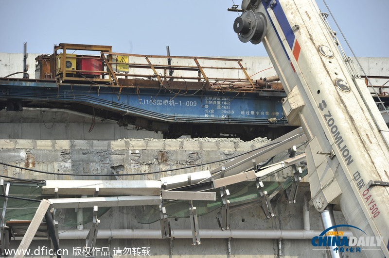 重庆一施工现场发生架桥机脱落 导致在建铁路桥梁受损