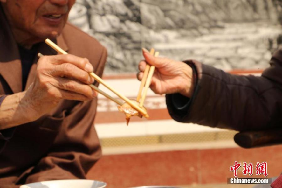 多少年成“化石婚”？百岁老人84年恩爱相濡以沫