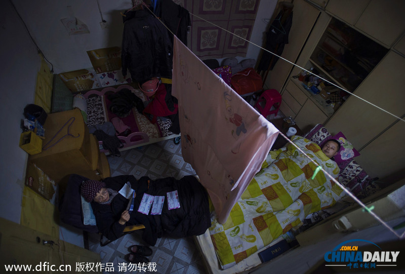 图片故事：武汉“快递奶奶”艰辛的还债路