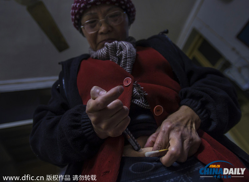 图片故事：武汉“快递奶奶”艰辛的还债路