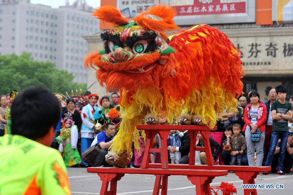 Folk artists perform for citizens in Taiyuan