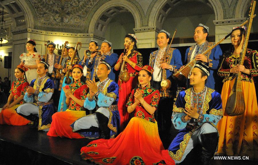 Xinjiang performing troupe presents shows in US