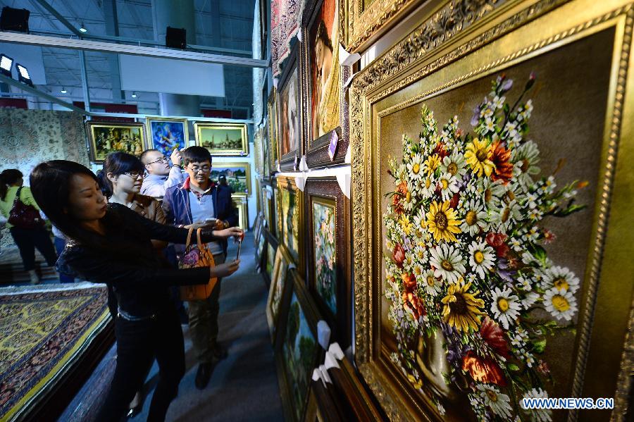 Tibetan carpet exposition opens in Xining, NW China