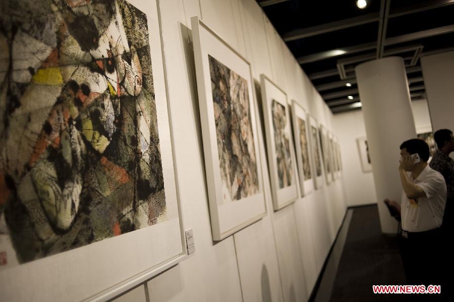 Artist Xiao Jiahong exhibites paintings in Hong Kong
