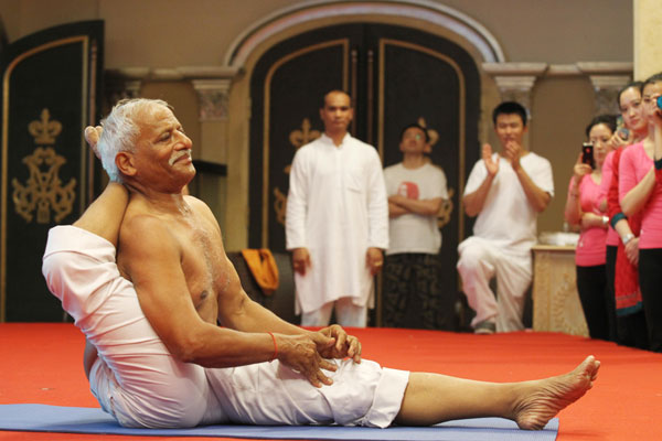 Indian master wows Chinese yoga lovers
