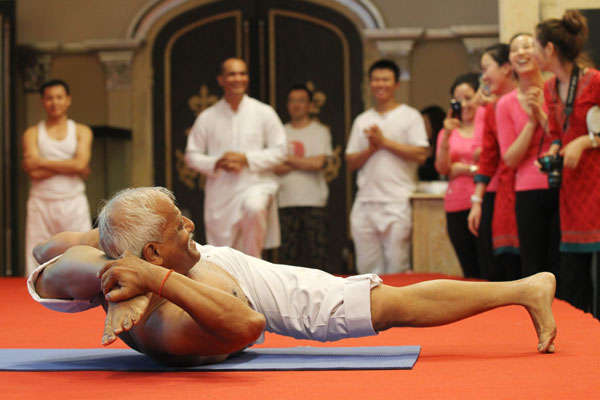 Indian master wows Chinese yoga lovers