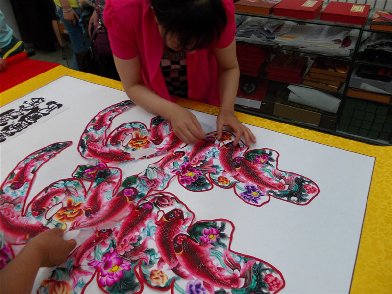 Paper-cutting honored at Hebei art festival