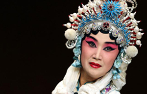 Comedic Peking Opera entertains in open air