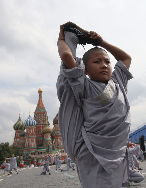 Shaolin kung fu performance hits Red Square