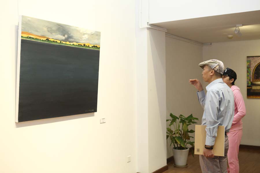 Desert-themed oil painting exhibition opens in Beijing