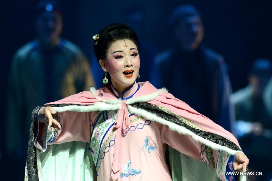 Artists perform Huangmei opera in Jinan