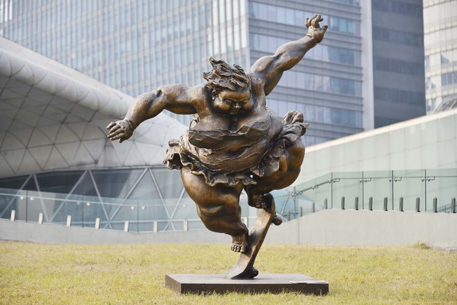 Large women brighten life in Guangzhou