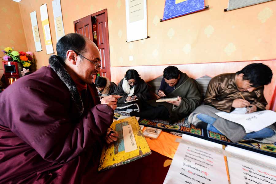 Inheritor of De'ang Sazhi Tibetan Calligraphy