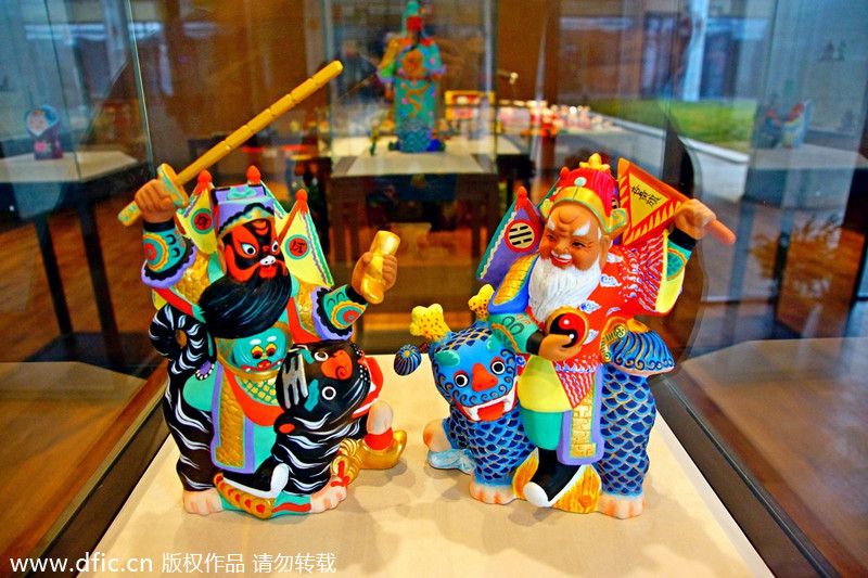 Vivid clay figurines exhibited in Nanjing