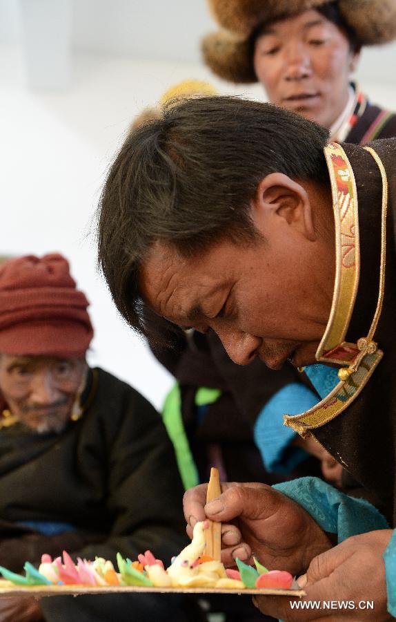 Craftsmen make butter sculptures in China's Tibet