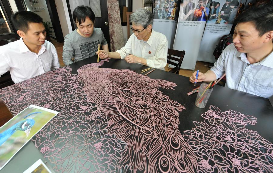 Handicraftsman shows skill of lacquer thread sculpture