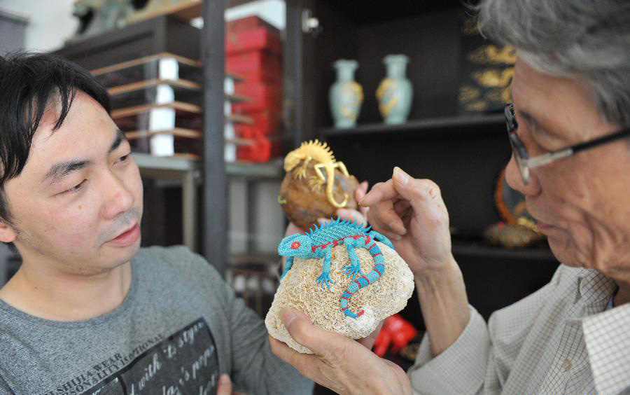 Handicraftsman shows skill of lacquer thread sculpture