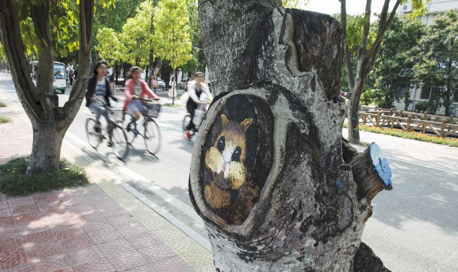 Tree hollow paintings brighten university campus