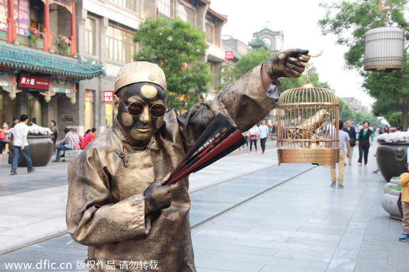 Living statues of old Beijingers appear