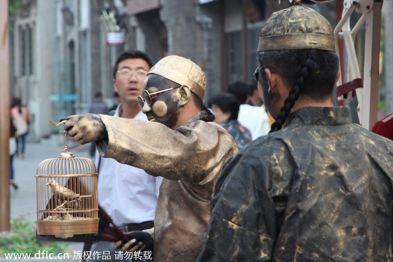 Living statues of old Beijingers appear