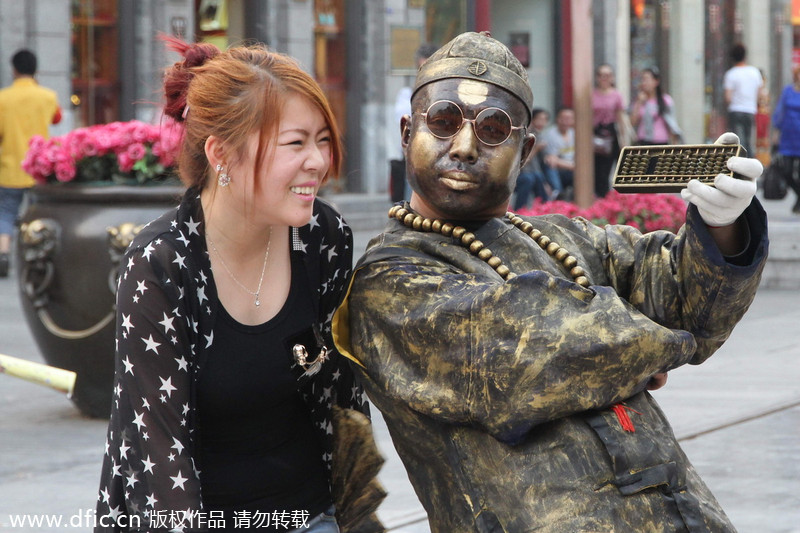 Living statues of old Beijingers appear