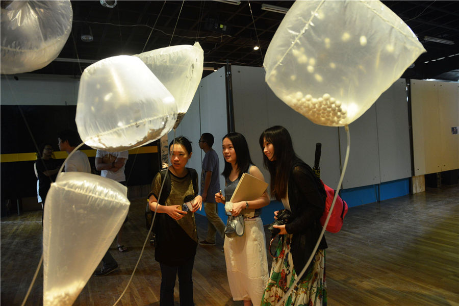 Graduates' works from China Academy of Art attract visitors