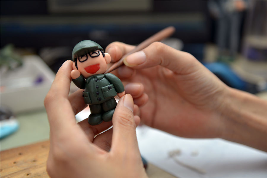 Clay figurines present traditional craft arts