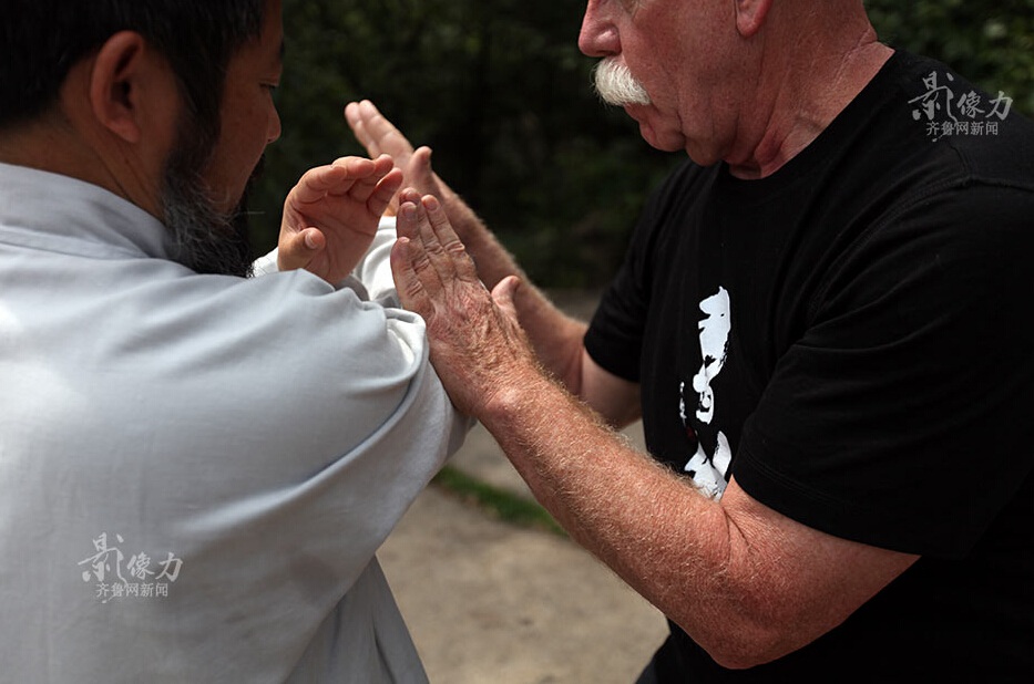 Foreigners train with tai chi masters in Shandong