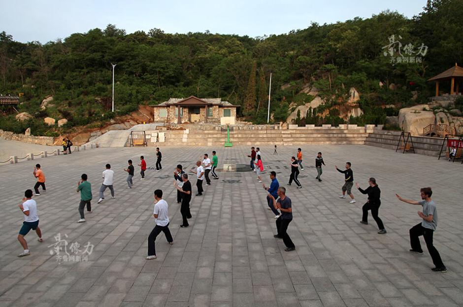 Foreigners train with tai chi masters in Shandong