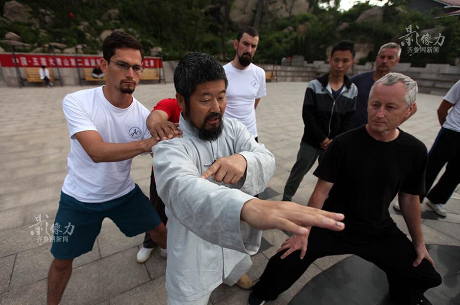 Foreigners train with tai chi masters in Shandong