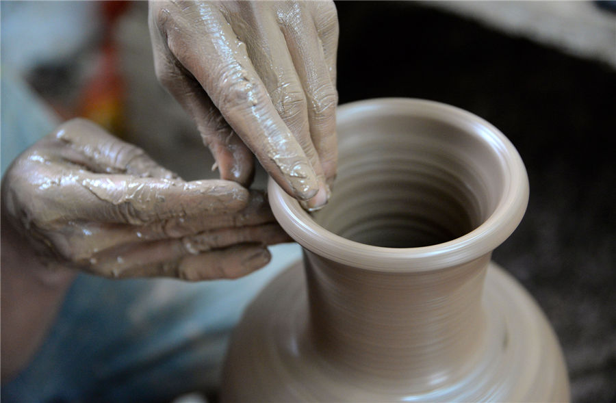 Black pottery art shines in Guantao
