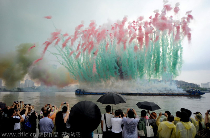 Artist wows Shanghai with display of day-time fireworks