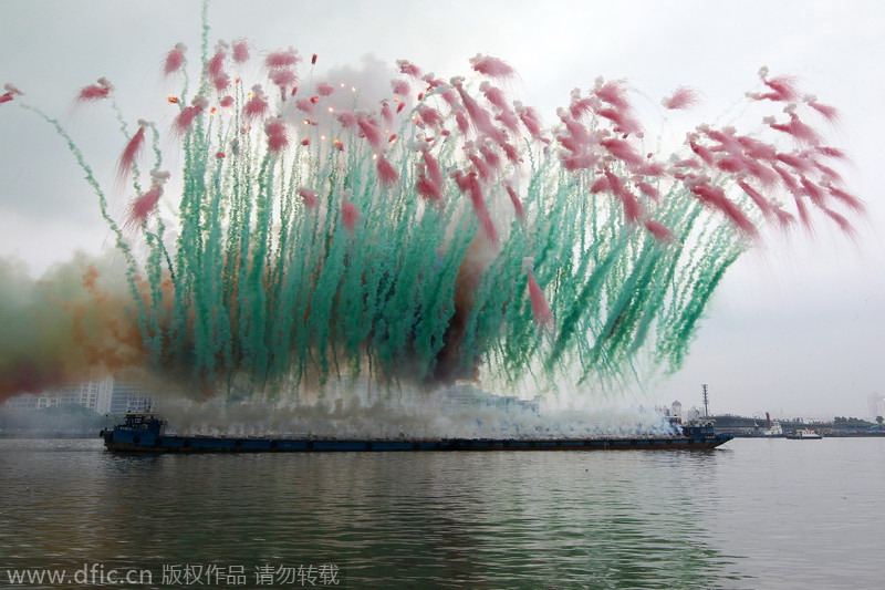 Artist wows Shanghai with display of day-time fireworks