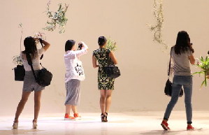 2014 Chinese Oil Painting Biennale opens