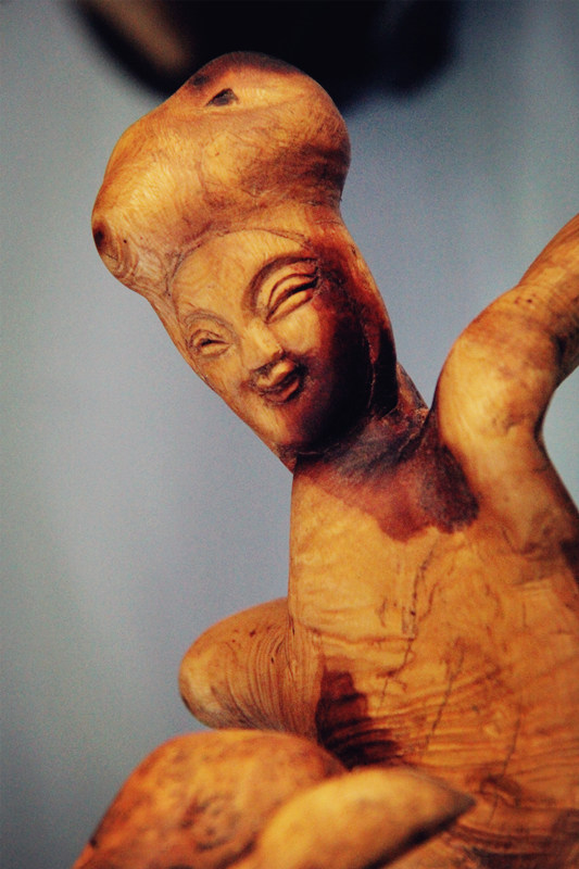 Root carving exhibition kicks off in Beijing