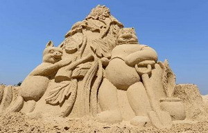 Sand sculptures take shape in East China